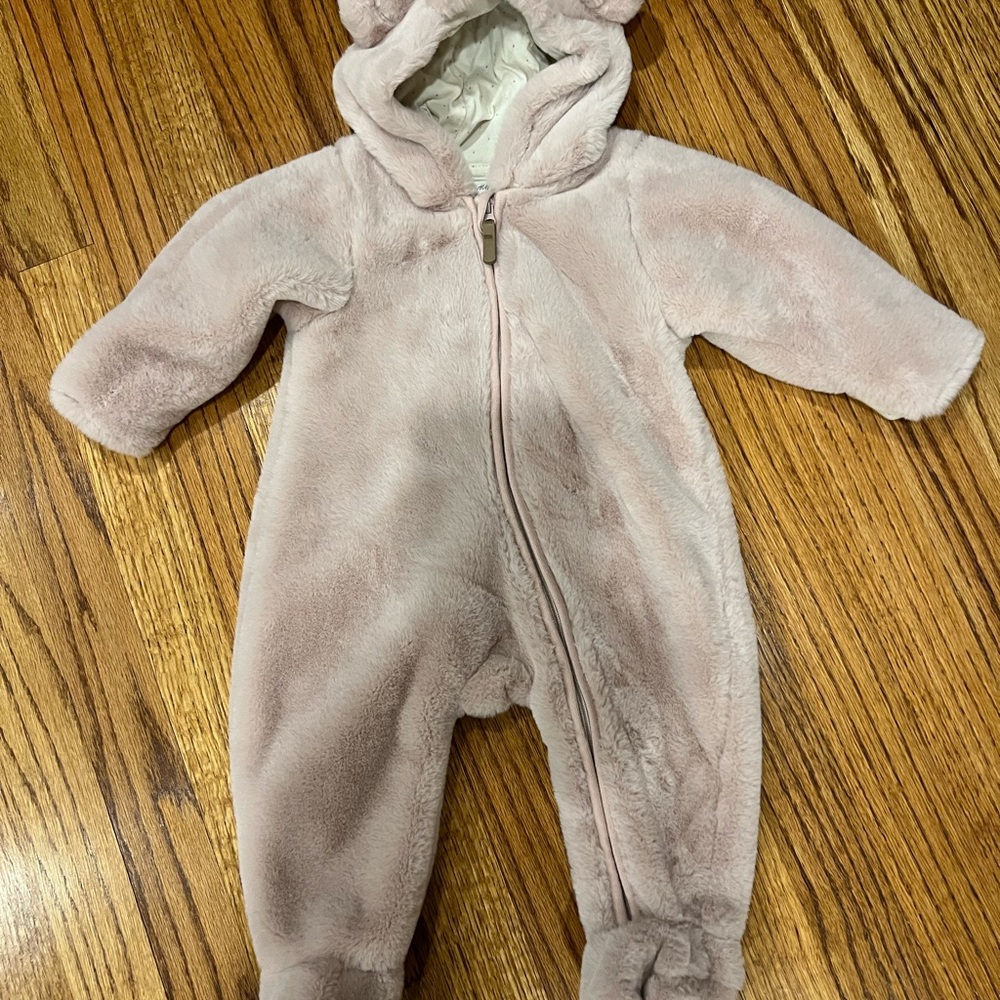 H&M baby girl winter bunting suit size 2 to 4 month in rose color